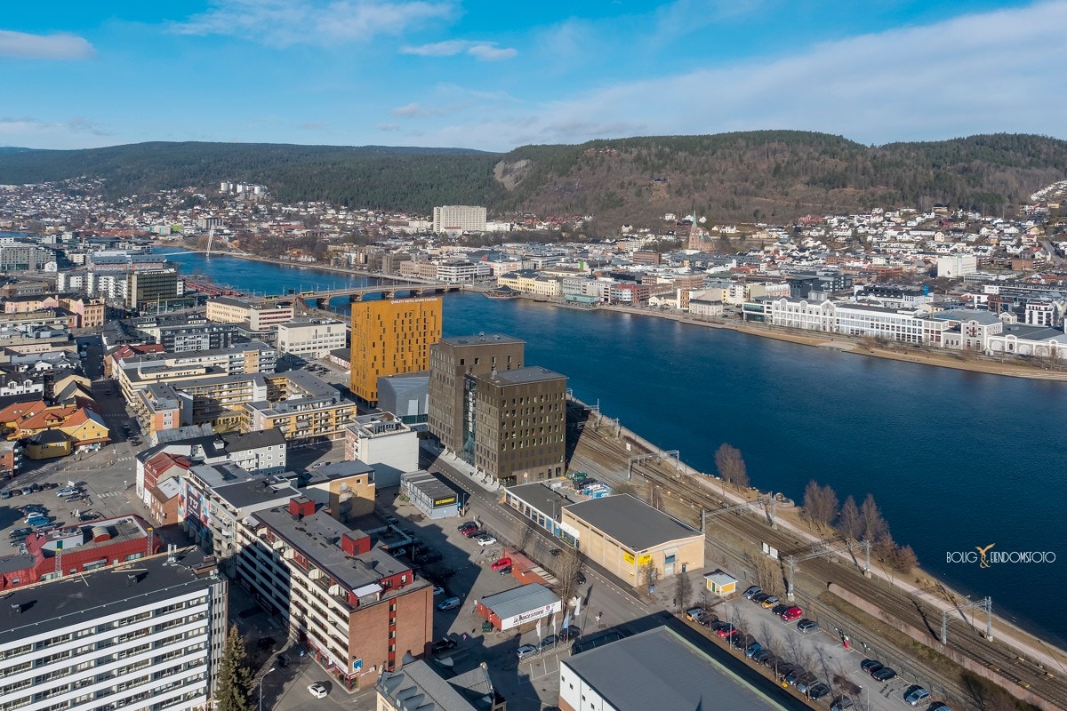 Det er kun 450 m bort til jernbanestasjonen og Strømsø Torg, og ca. 7 minutters gange til Marienlyst. Galleribilde