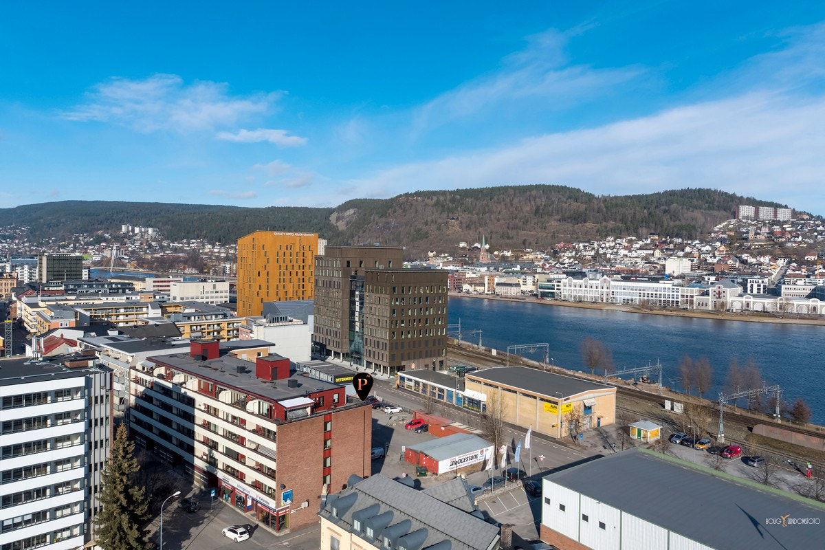 Her bor man nært til Drammen stasjon og et rikt servicetilbud, samt med fin utsikt til Drammenselven. Galleribilde