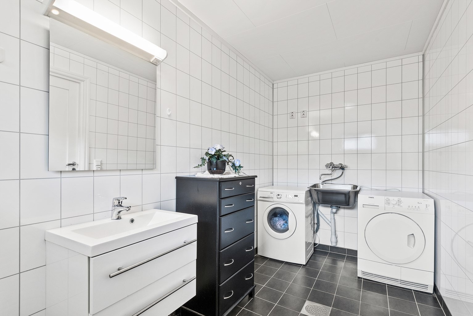 I tillegg til baderom har boligen et separat vaskerom. Galleribilde