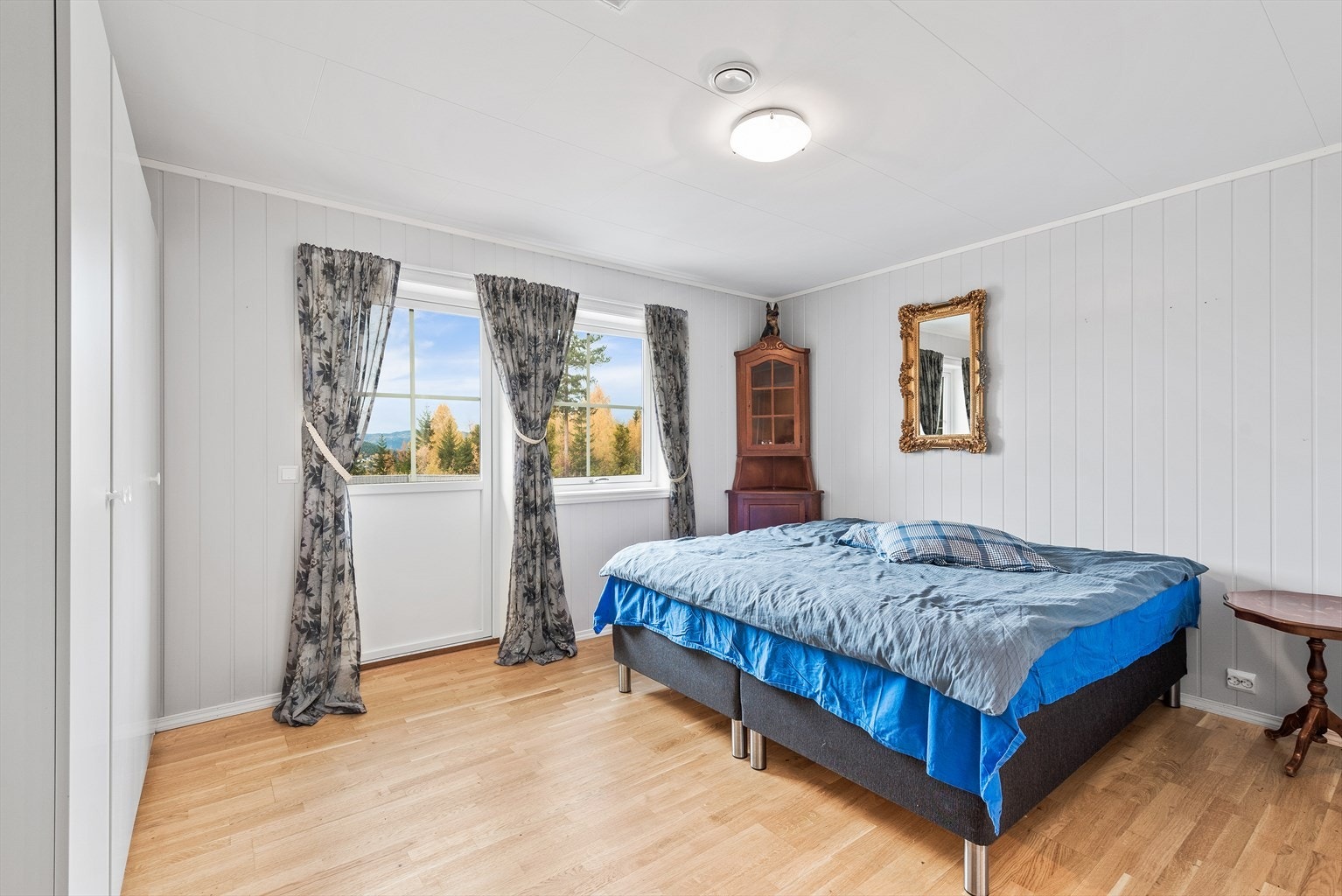 Hovedsoverommet er meget romslig og er utstyrt med garderobe. Galleribilde