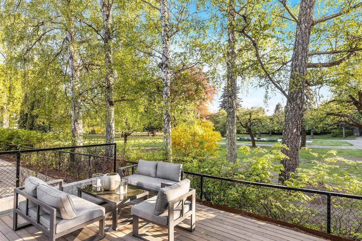 Terrasse mot vest og hagen til den Sveitsiske Ambassadørboligen Galleribilde