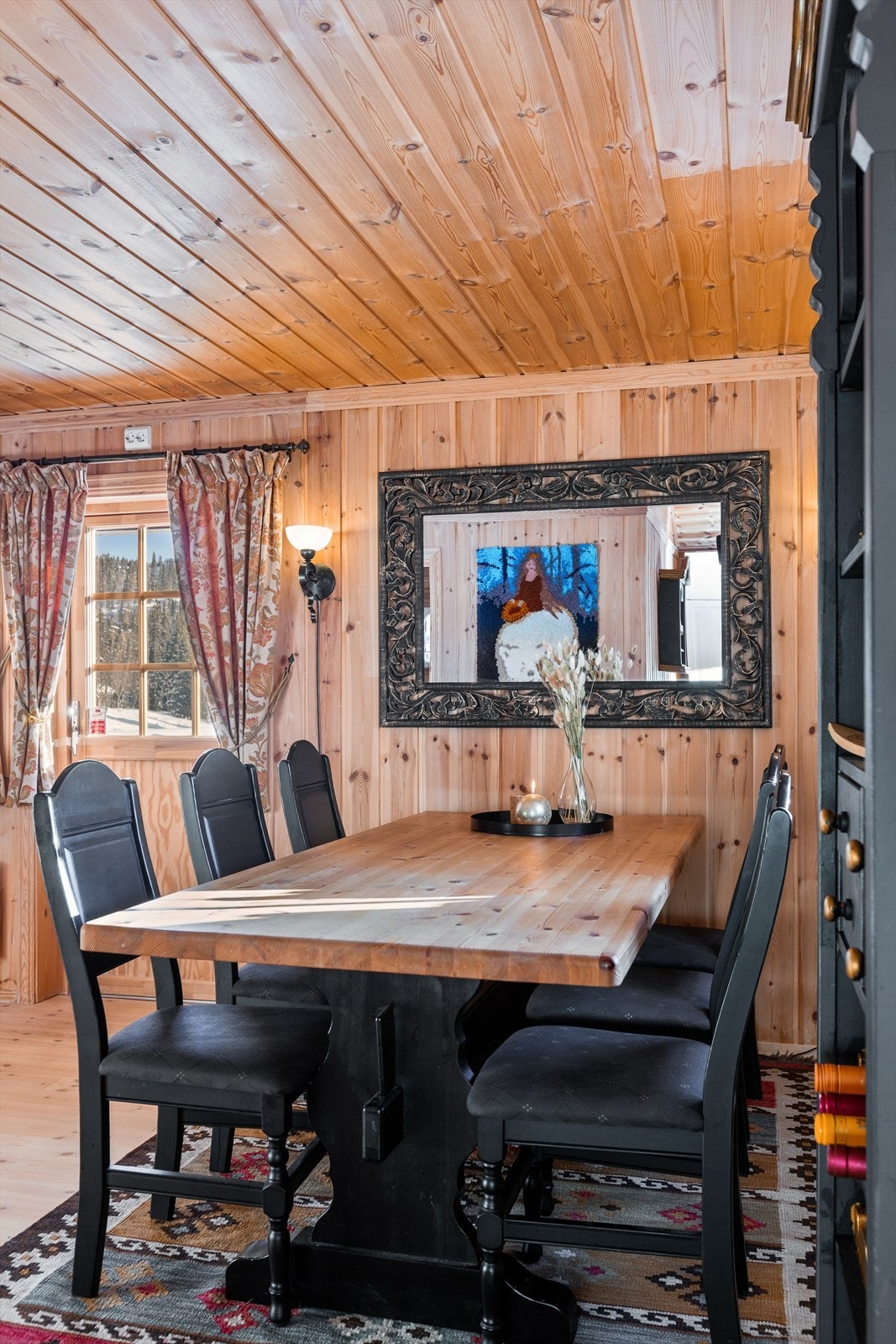 Et sted hvor familie og venner kan møtes til et hyggelig måltid og sosialt samvær. Galleribilde