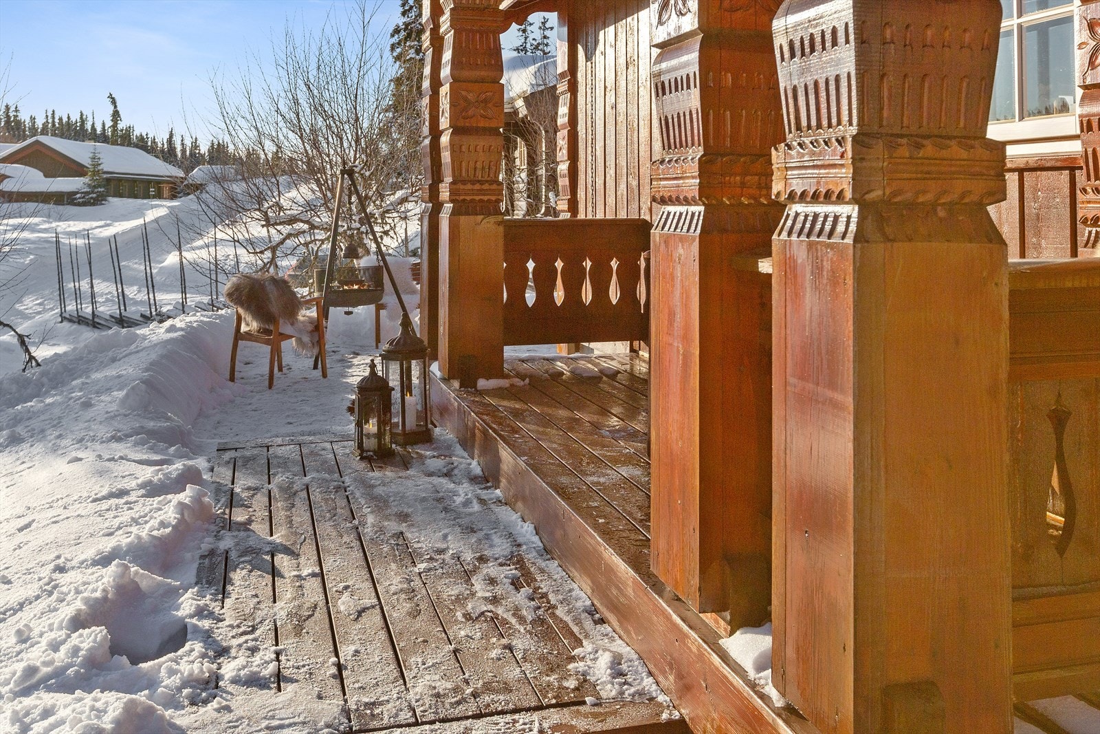 Lun overbygd terrasse med morgensol Galleribilde