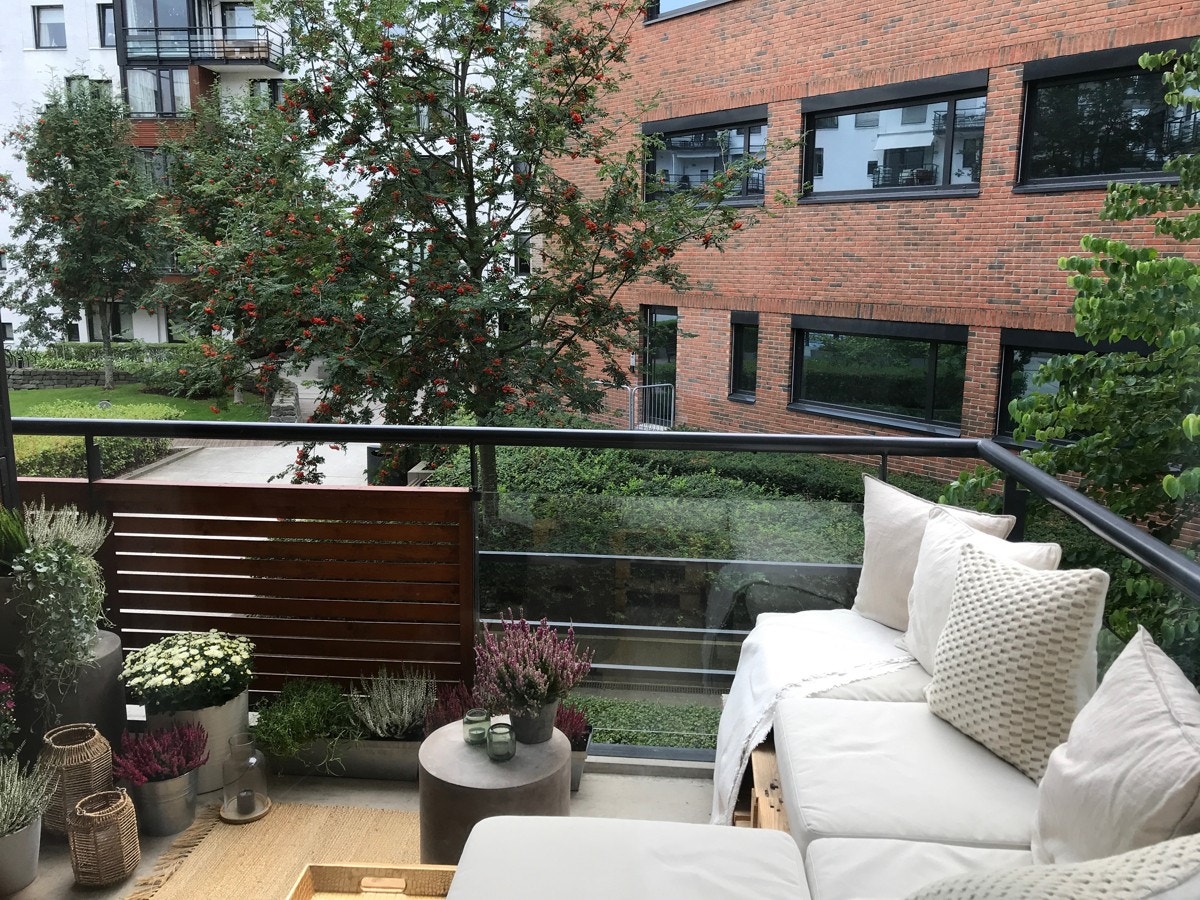balkong med praktisk "pallesofa"- selgers bilder Galleribilde