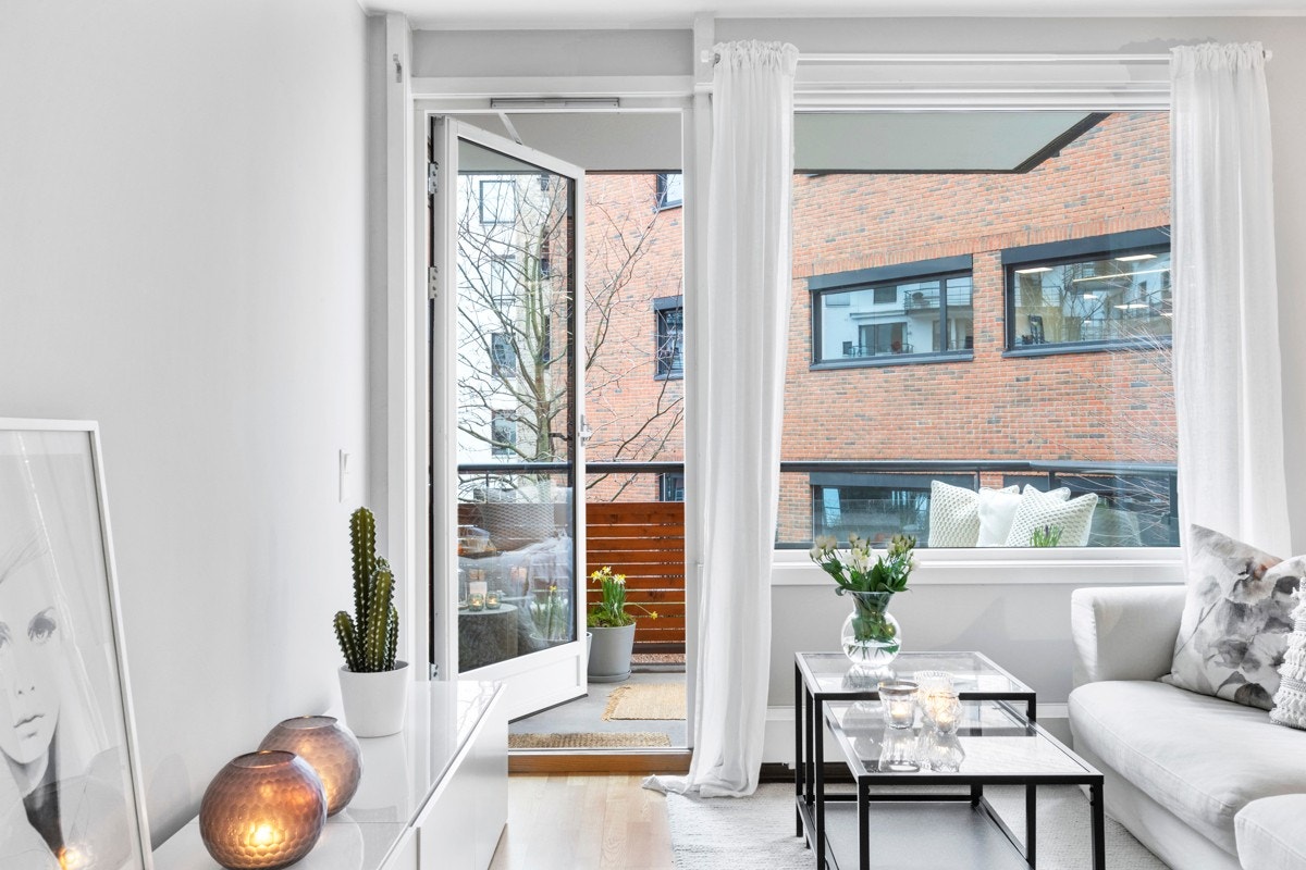 Lys stue med utgang til balkongen Galleribilde