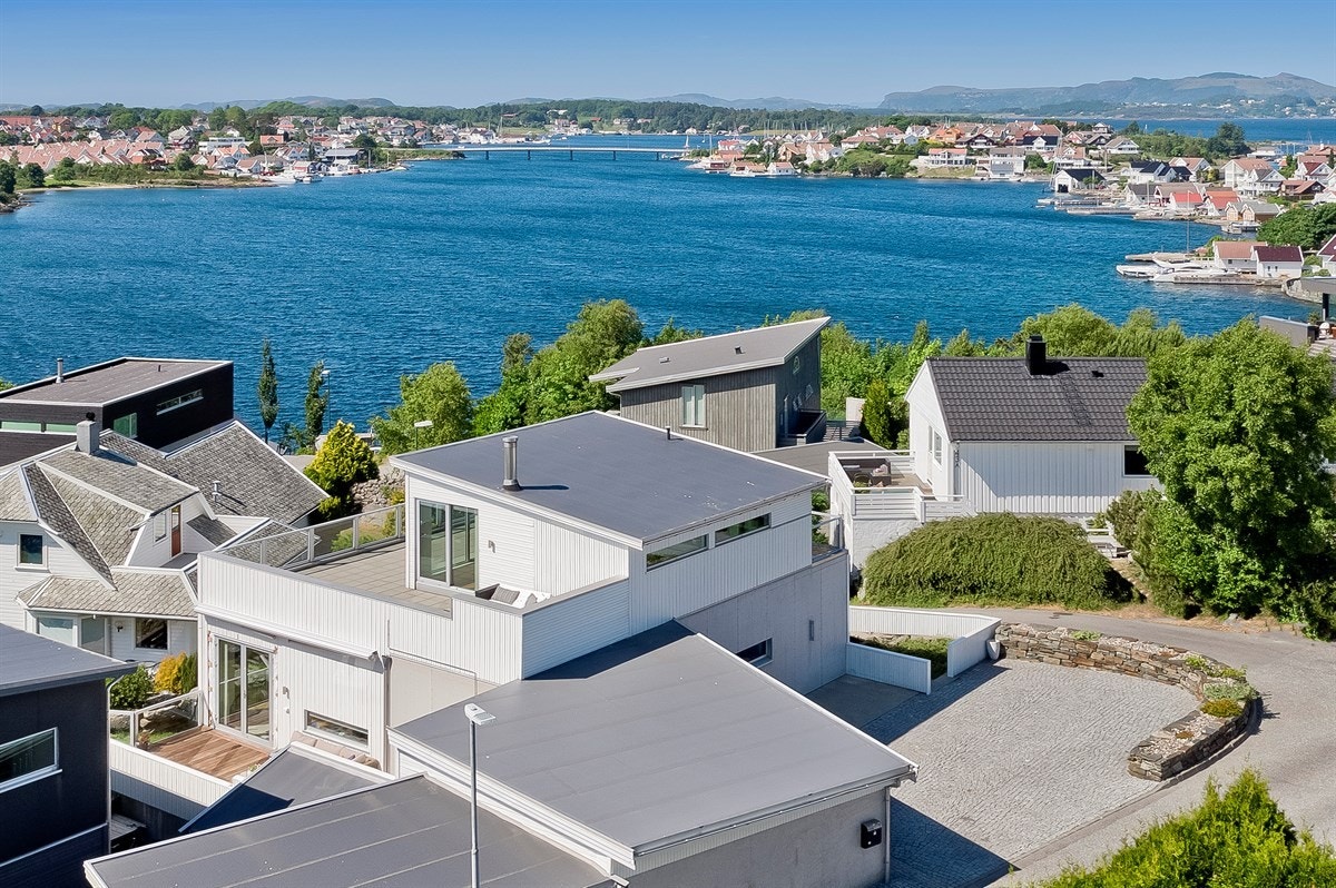 Flott enebolig med nydelig utsikt, solrike terrasser og romslig gårdsrom. Galleribilde