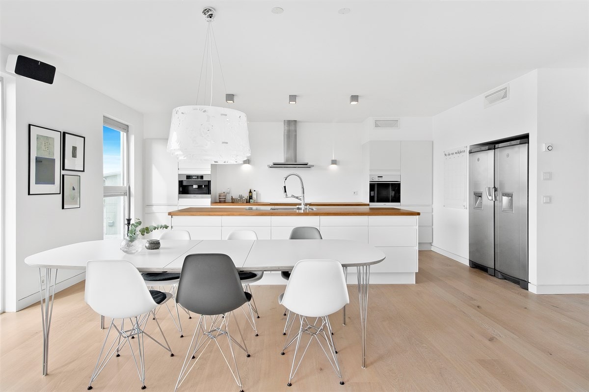 Kjøkkenet er en drøm for hobbykokken, med råflott, stilrent interiør og påkostede hvitevarer Galleribilde