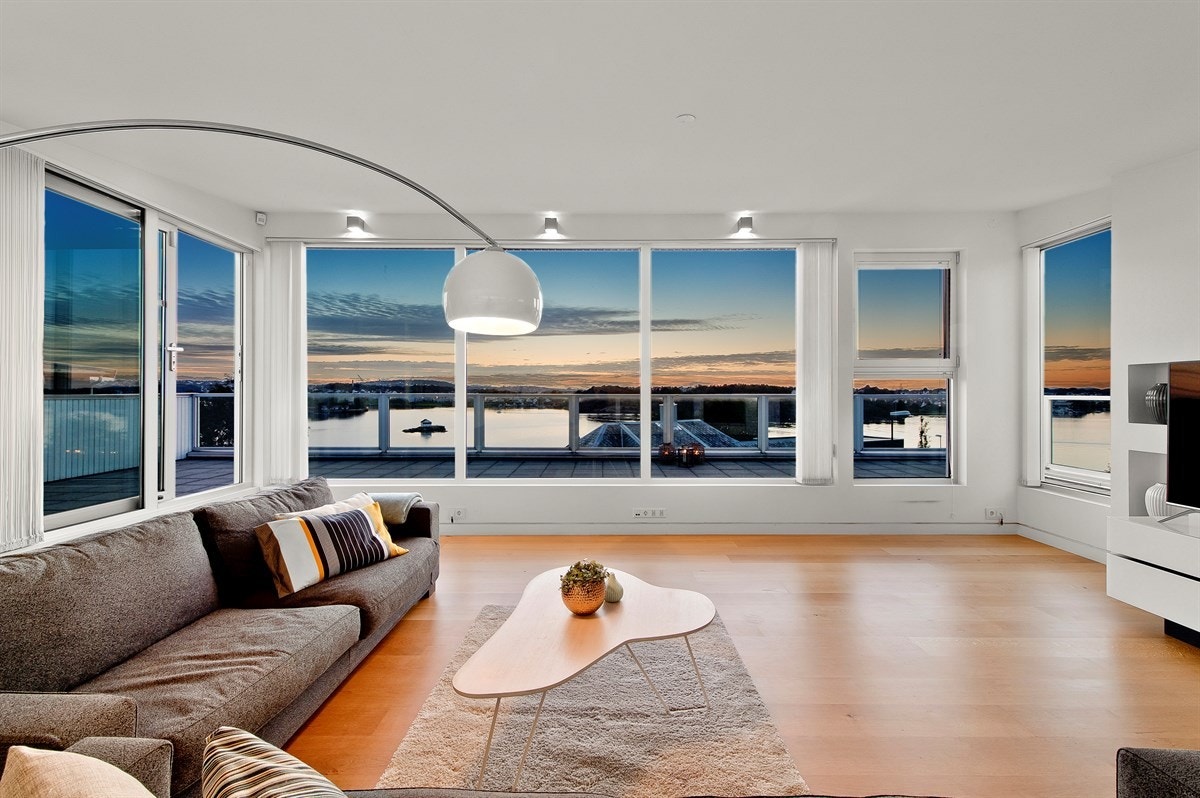 Eneboligen har praktfull utsikt fra de fleste rom. Galleribilde