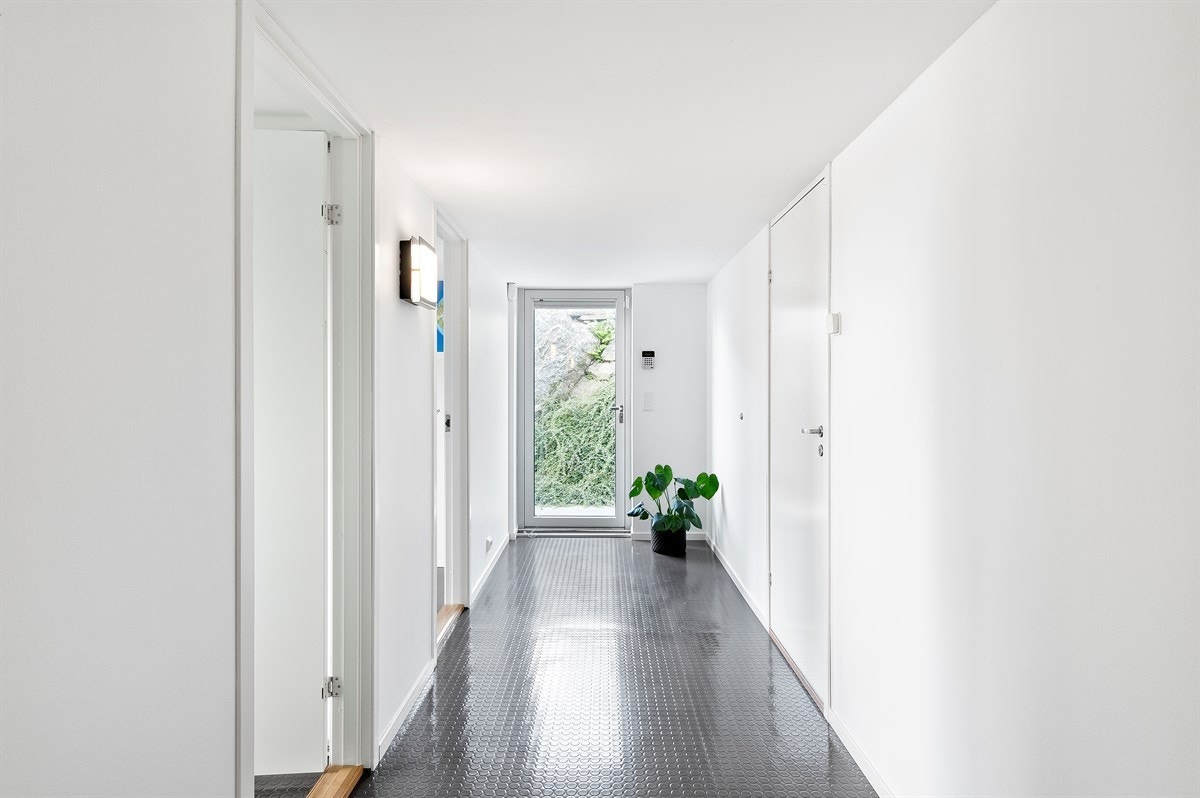 Innholdsrik og fin underestasje med flere soverom, bad, stue, oppbevaringsplass, og egen inngang Galleribilde