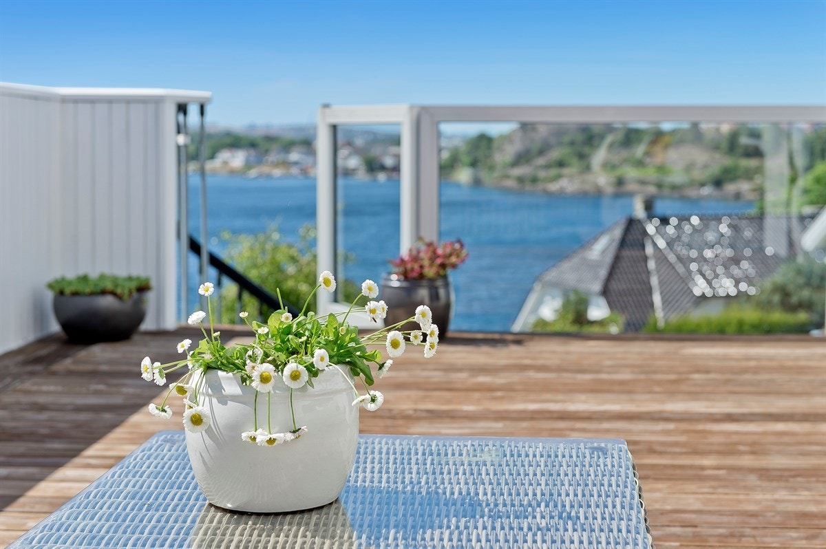 Lun og fin uteplass med flott utsikt i 1. etasje. Galleribilde