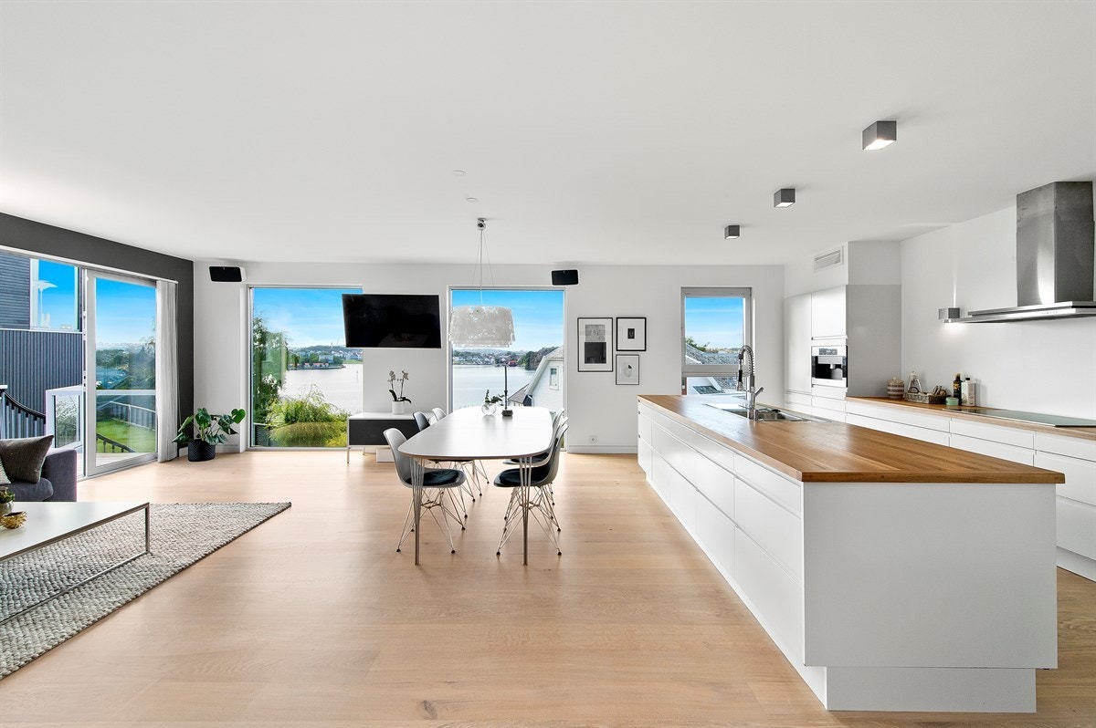 Induksjonsplatetopp, kaffemaskin, stekeovn, oppvaskmaskin og vinskap er integrert, og det er nisjer til kjøleskap og fryser. Galleribilde