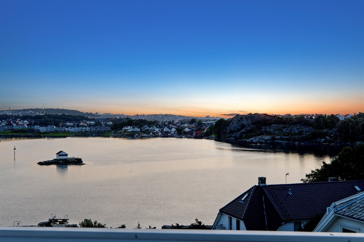 Eneboligen har fantastisk utsikt over sjø og båtliv. Galleribilde