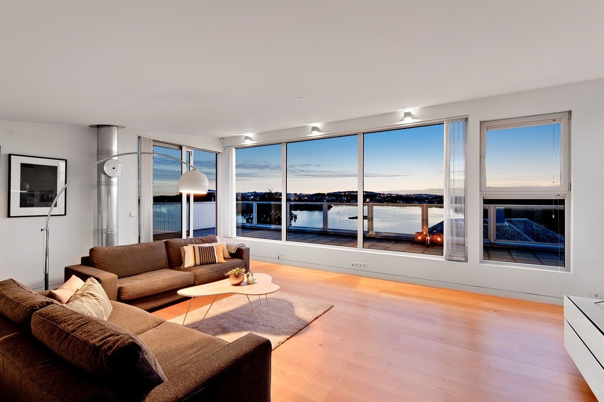 Nydelig lys inne i boligen ved solnedgang. Galleribilde