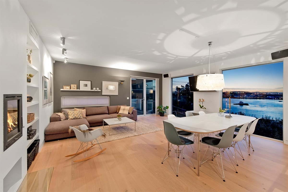 Stue med åpen løsning til kjøkken. Fin vedovn i dette rommet. Galleribilde