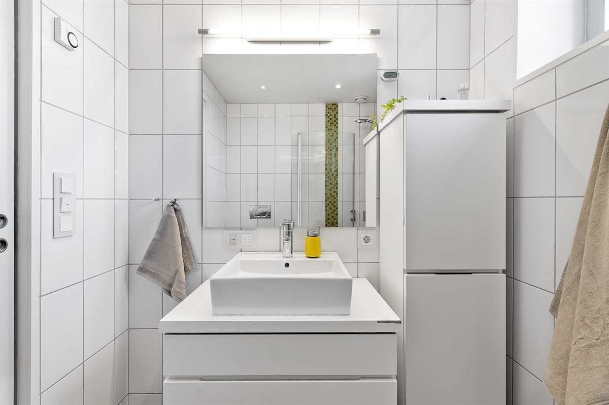 Moderne bad med fine fliser, dusj og delikat innredning. Galleribilde