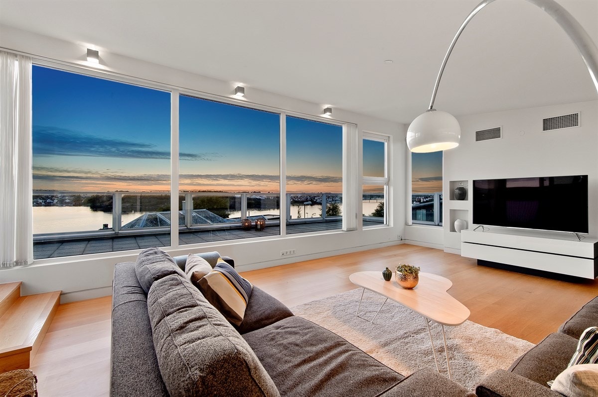 Eneboligen har praktfull utsikt fra de fleste rom. Galleribilde