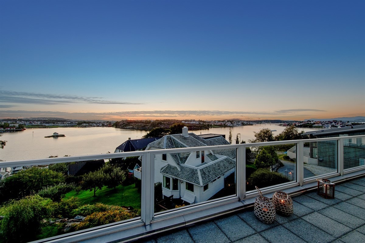Stor og fin takterrasse med optimale solforhold. Galleribilde