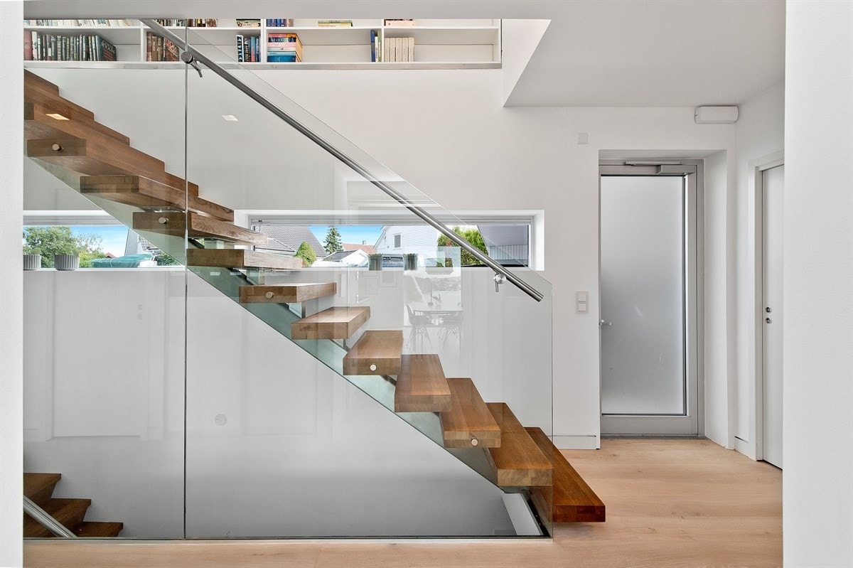 Den moderne trappen, kler boligens moderne stil. Galleribilde
