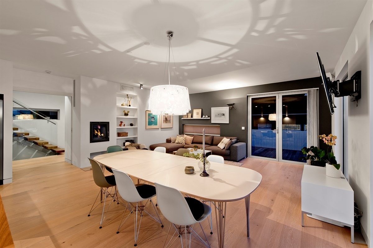 Åpen løsning kjøkken og stue, utgang til solrik terrasse. Galleribilde