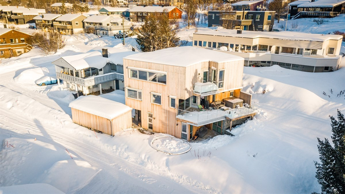 Foto tatt fra fugleperspektiv fra fremsiden av huset