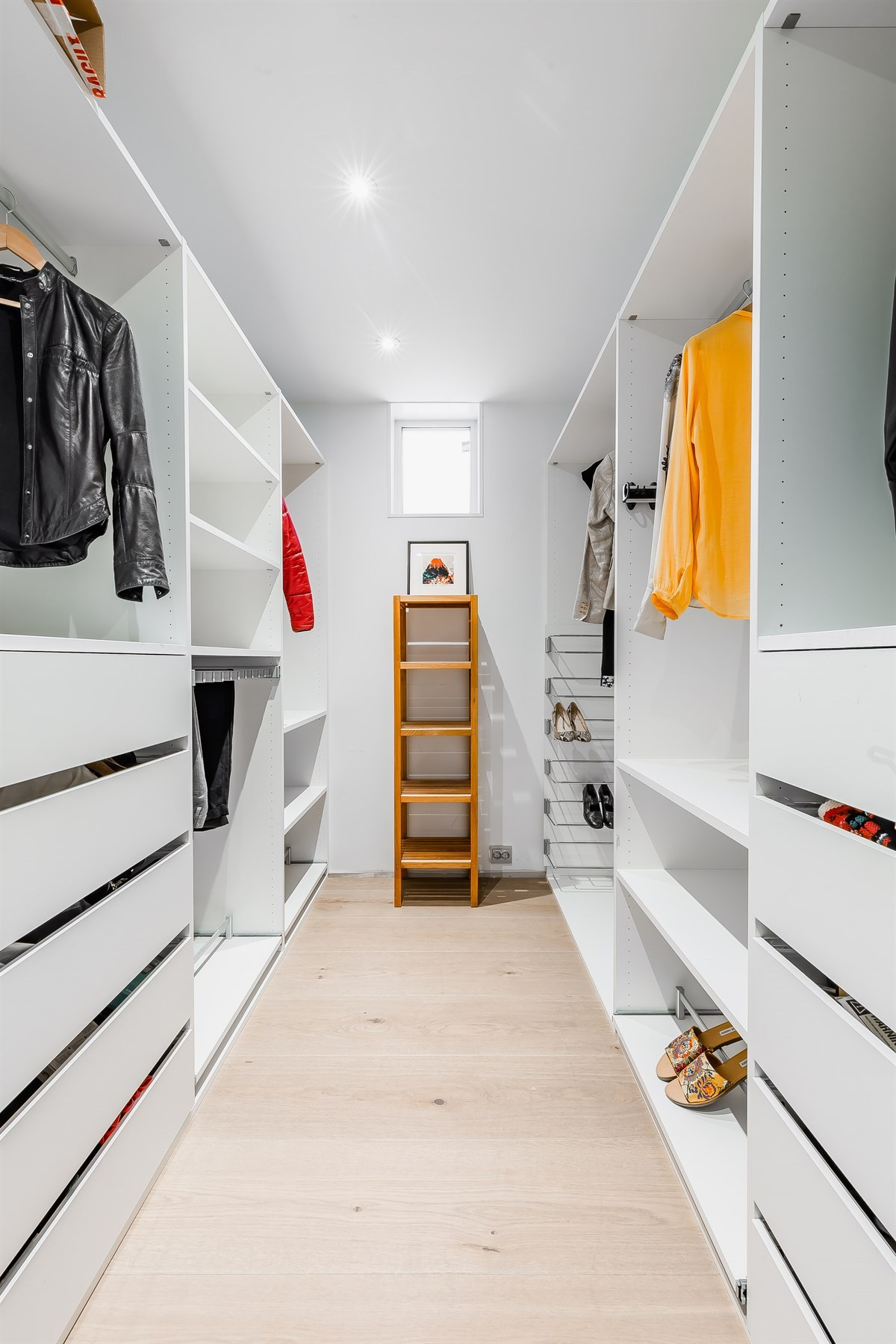 Stor walk-in garderobe med monterte dowlights i taket