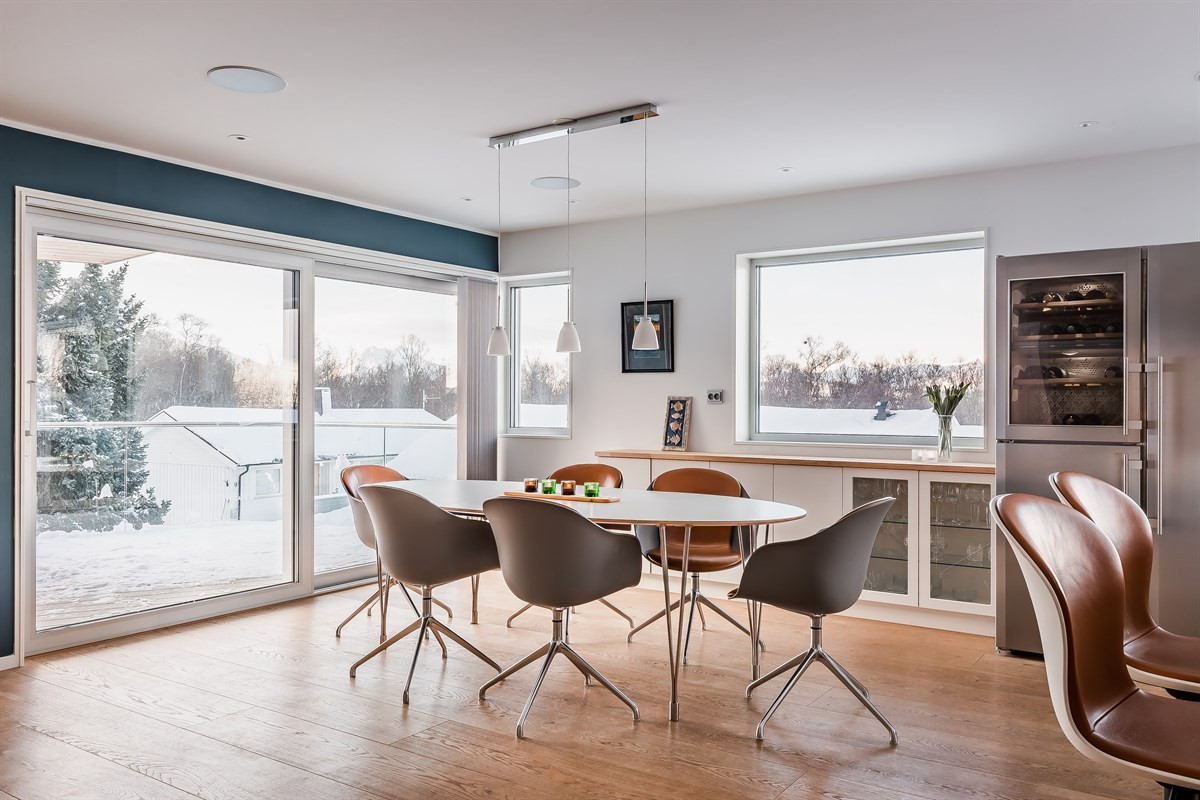 God plass til spisebord, mulighet for vinskap.