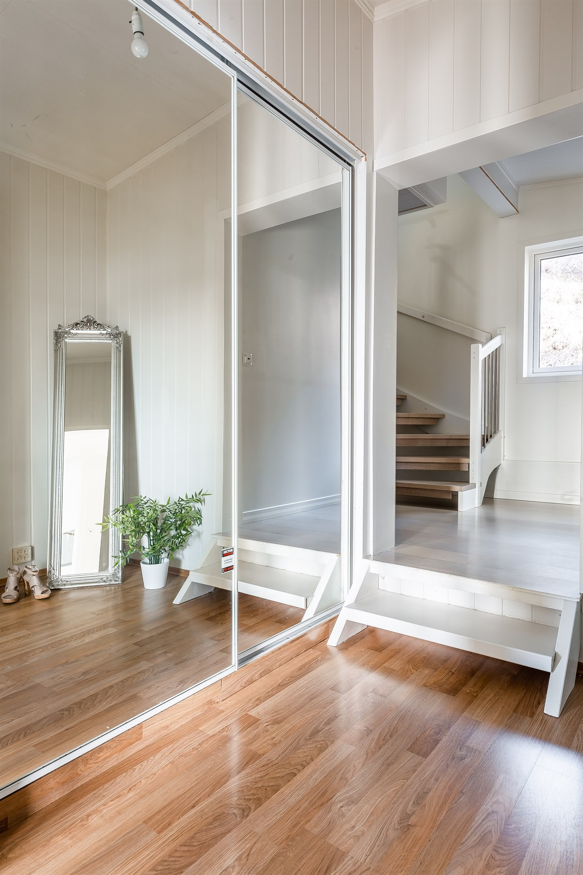 Hall med skyvedørsgarderobe