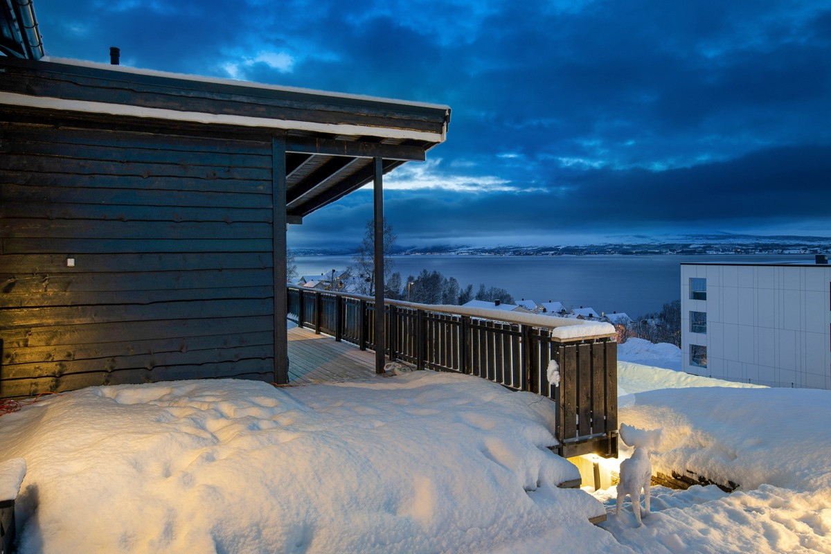 Stor veranda med fantastiske sol og utsiktsforhold