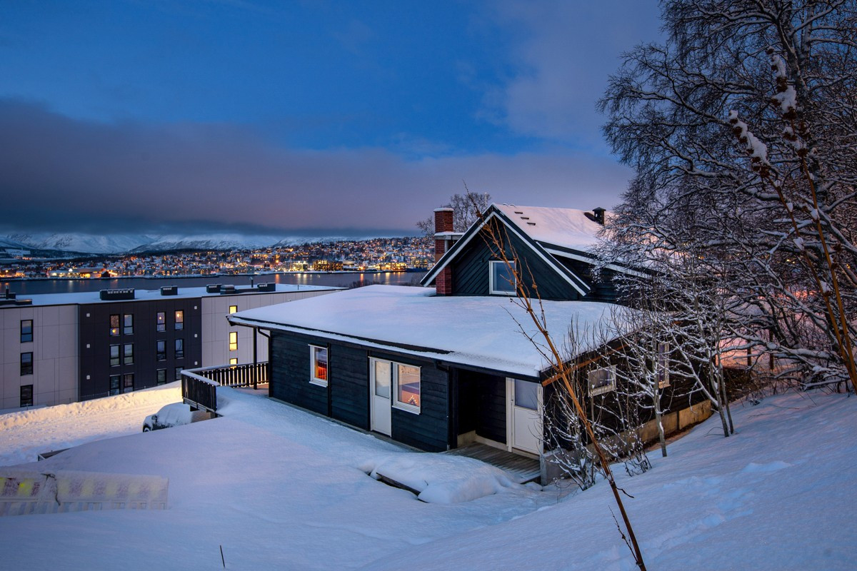 Pent opparbeidede utearealer med uteplatt