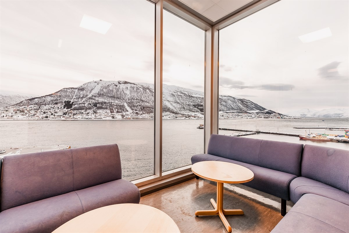 Fellesområder med flott utsikt over innseilingen til Tromsø