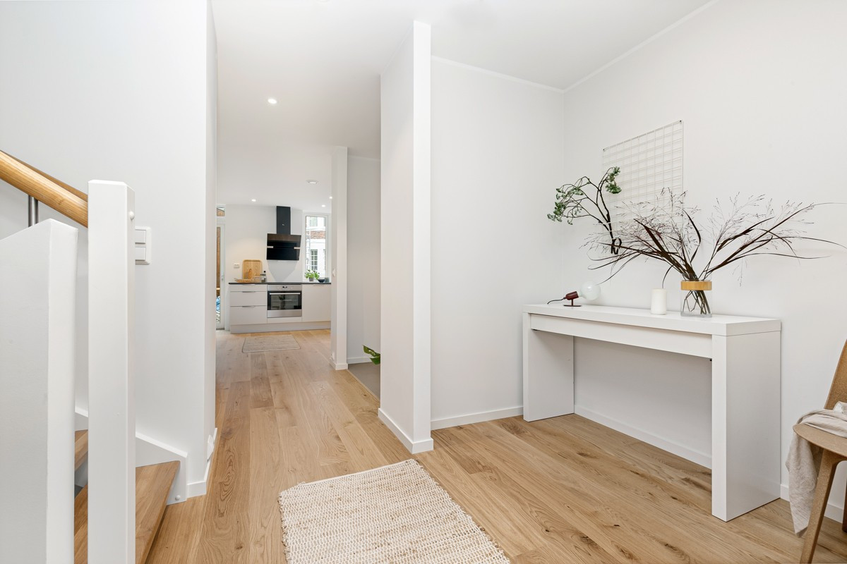 1. etasje inneholder inngangsparti, garderobeplass, kjøkken og disponibelt rom stue / sov