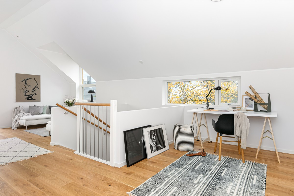 I forlengelse av stuen er det god plass til arbeidsstasjon / kontroplass