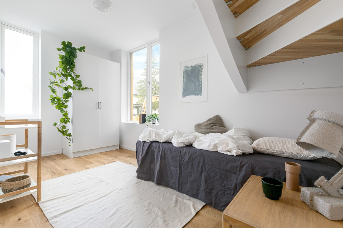 I underetasje er det 2 soverom og bod - soverom 2 har praktisk plassbesparende løsning med inngang via trapperom