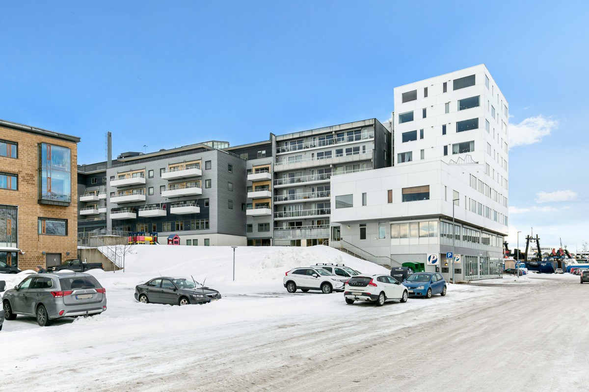 Leiligheten ligger i 3. etasje og har umiddaelbar nærhet til sentrum med alt av fasiliteter