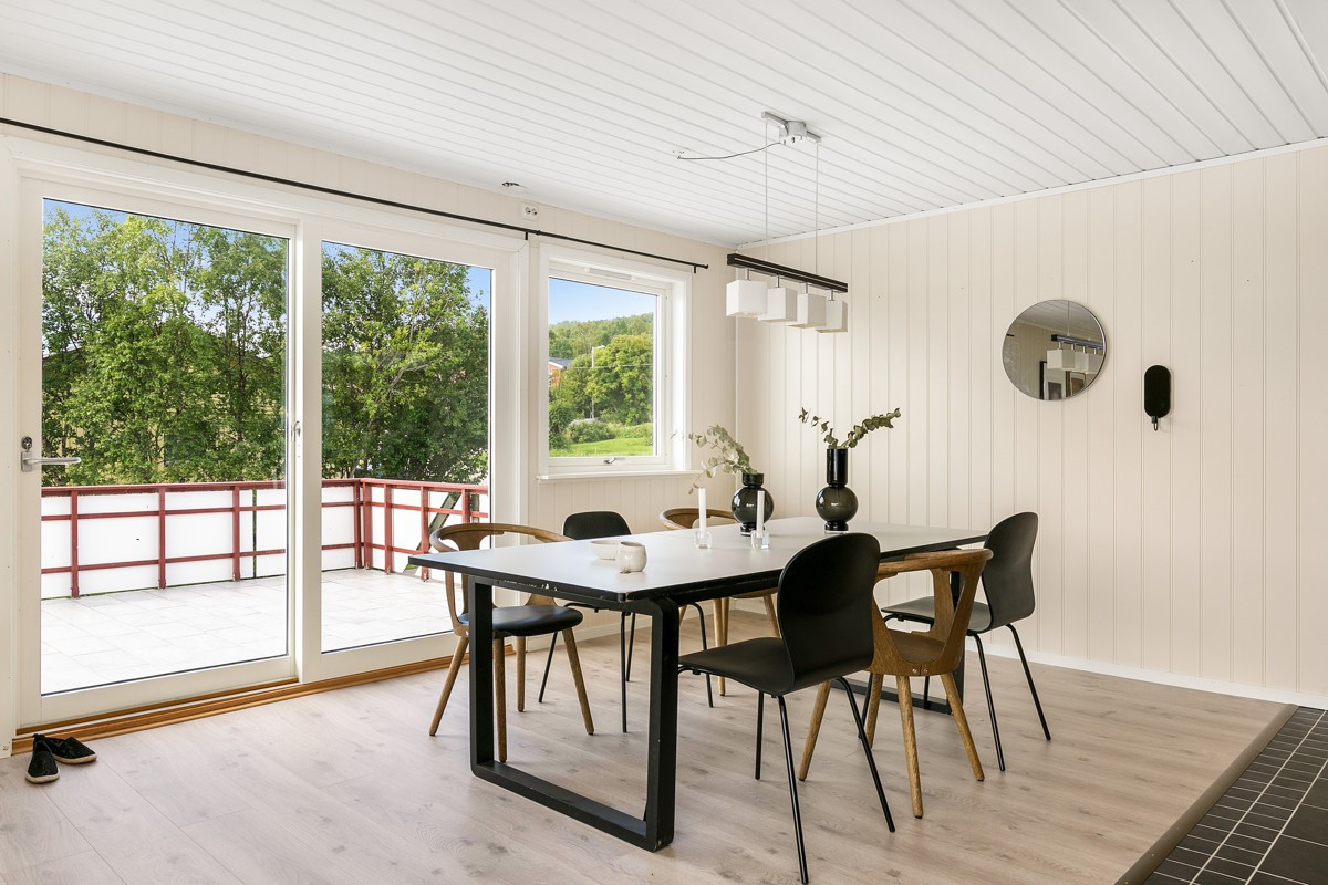 Her er det utgang til veranda via skyvedører