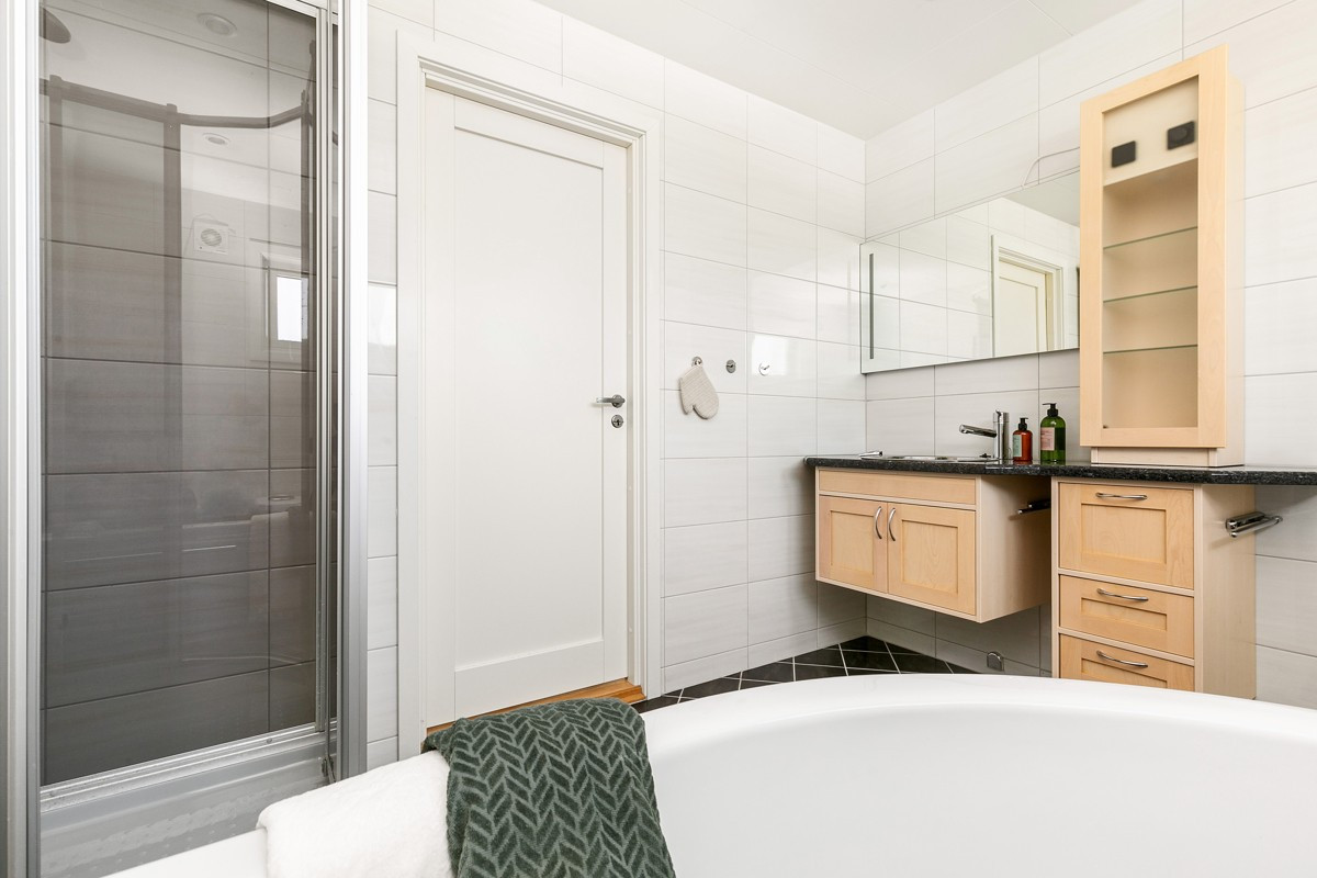 Dette badet har både badekar og dusjkabinett
