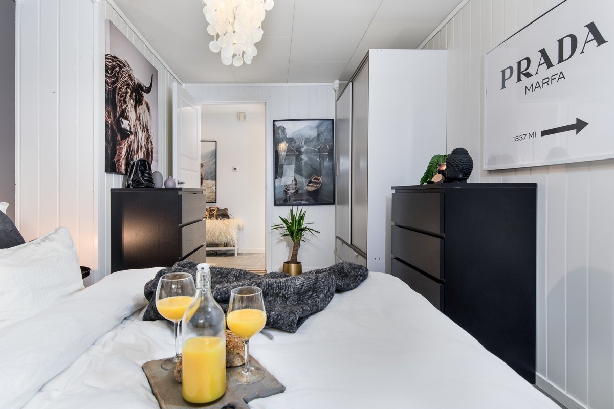 Det er innredet med garderobeskap på det største soverommet. Det er også innvendig bod og en utvendig, delt bod. Galleribilde