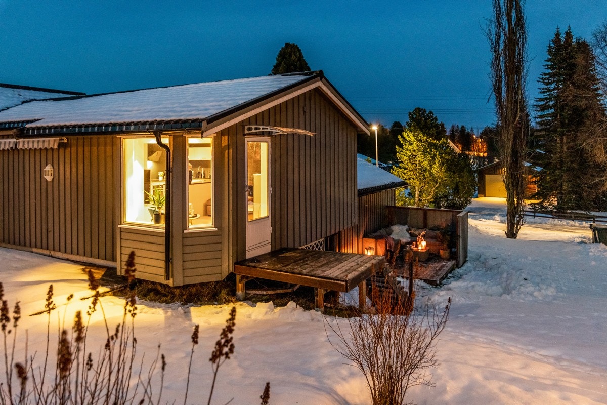 Ved stuedøren er det terrasse med trapp ned til hagen. Galleribilde