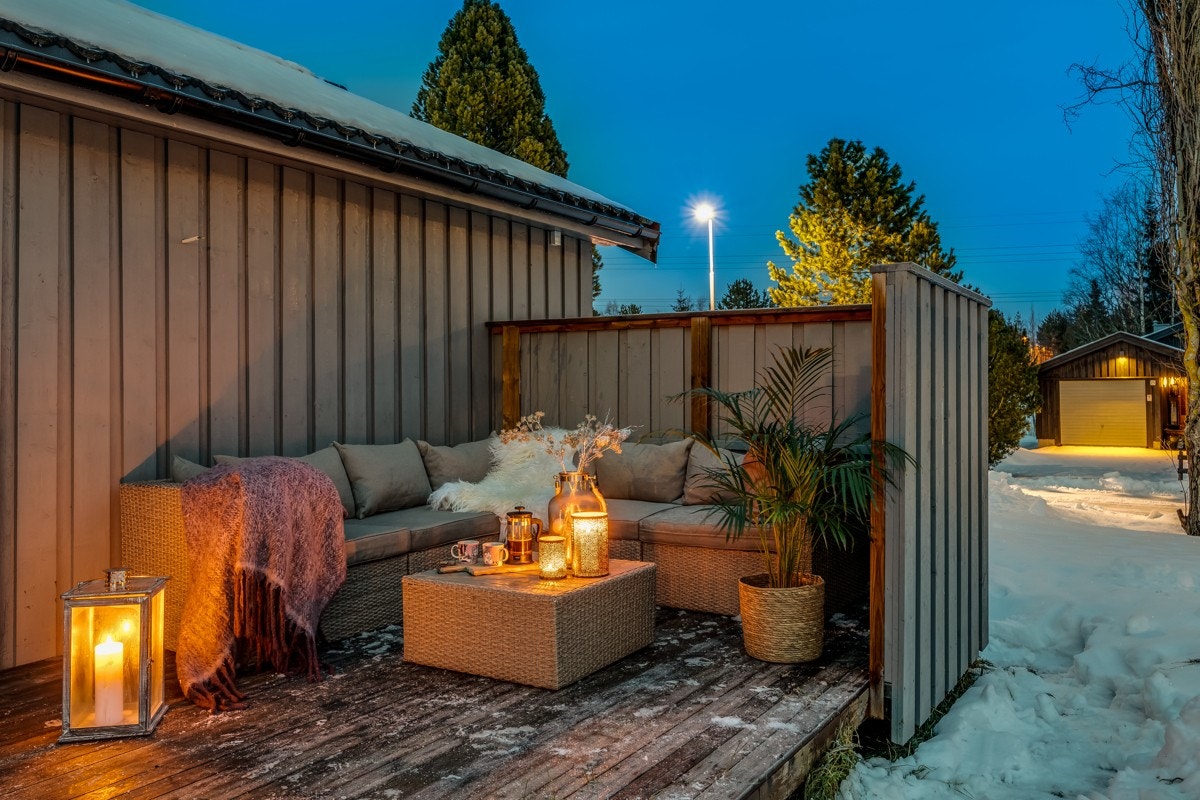 Utenfor stuen finner du denne markterrassen som ligger lunt mellom levegger og husveggen. Galleribilde