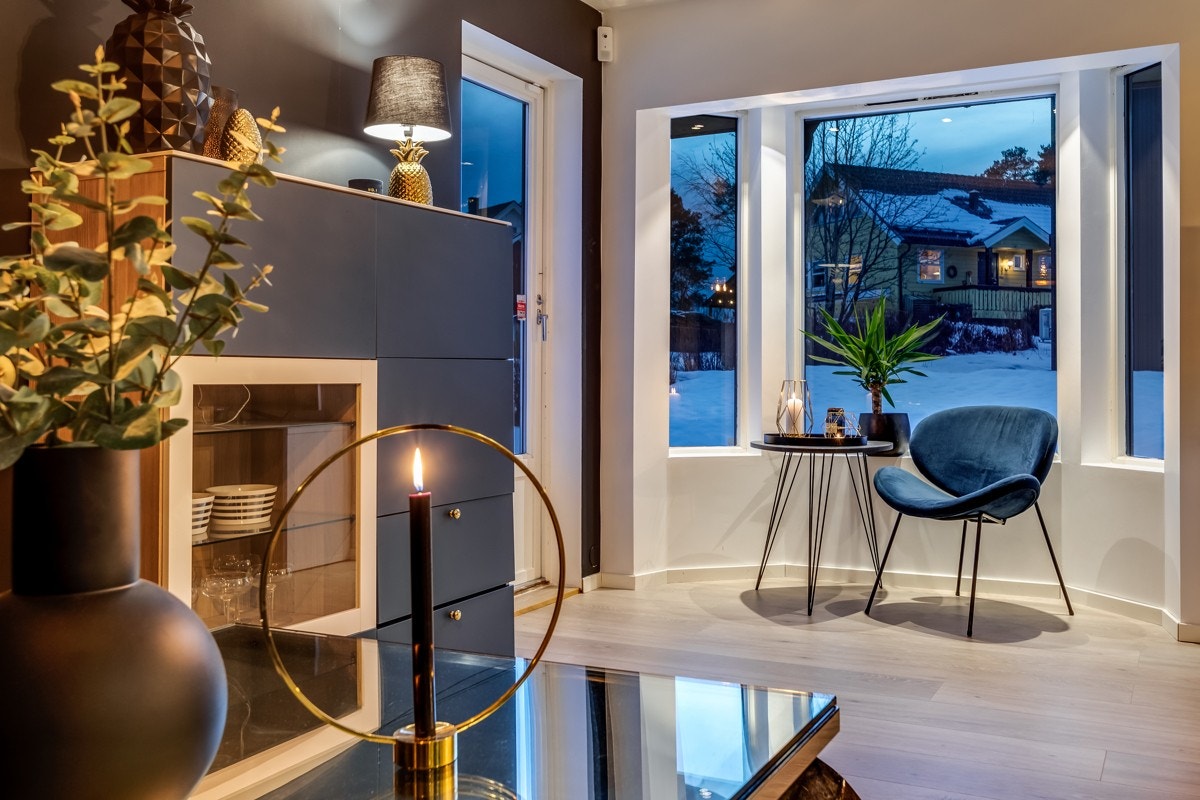 I enden av stuen er det koselig karnapp og utgang til terrasse. Galleribilde