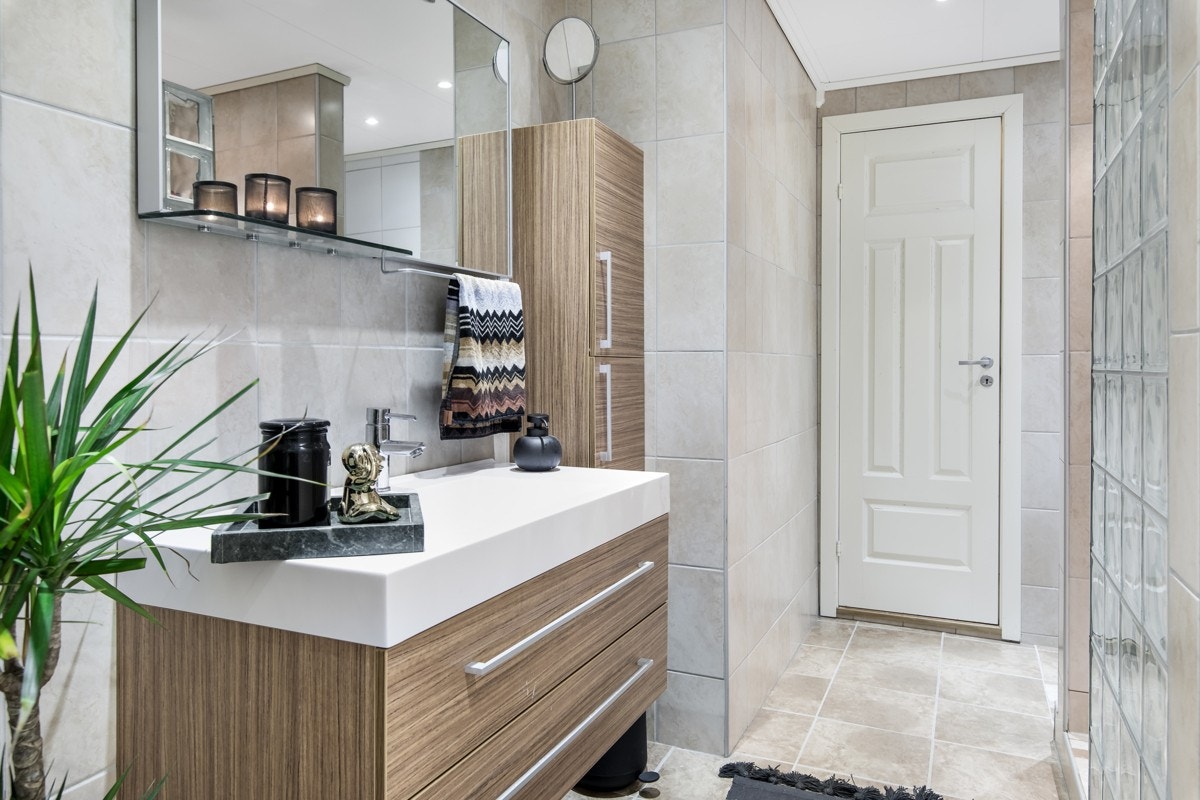 Badet ble oppusset i 2012 og har et romslig areal på 7 kvm med delikat, lunt preg. Galleribilde