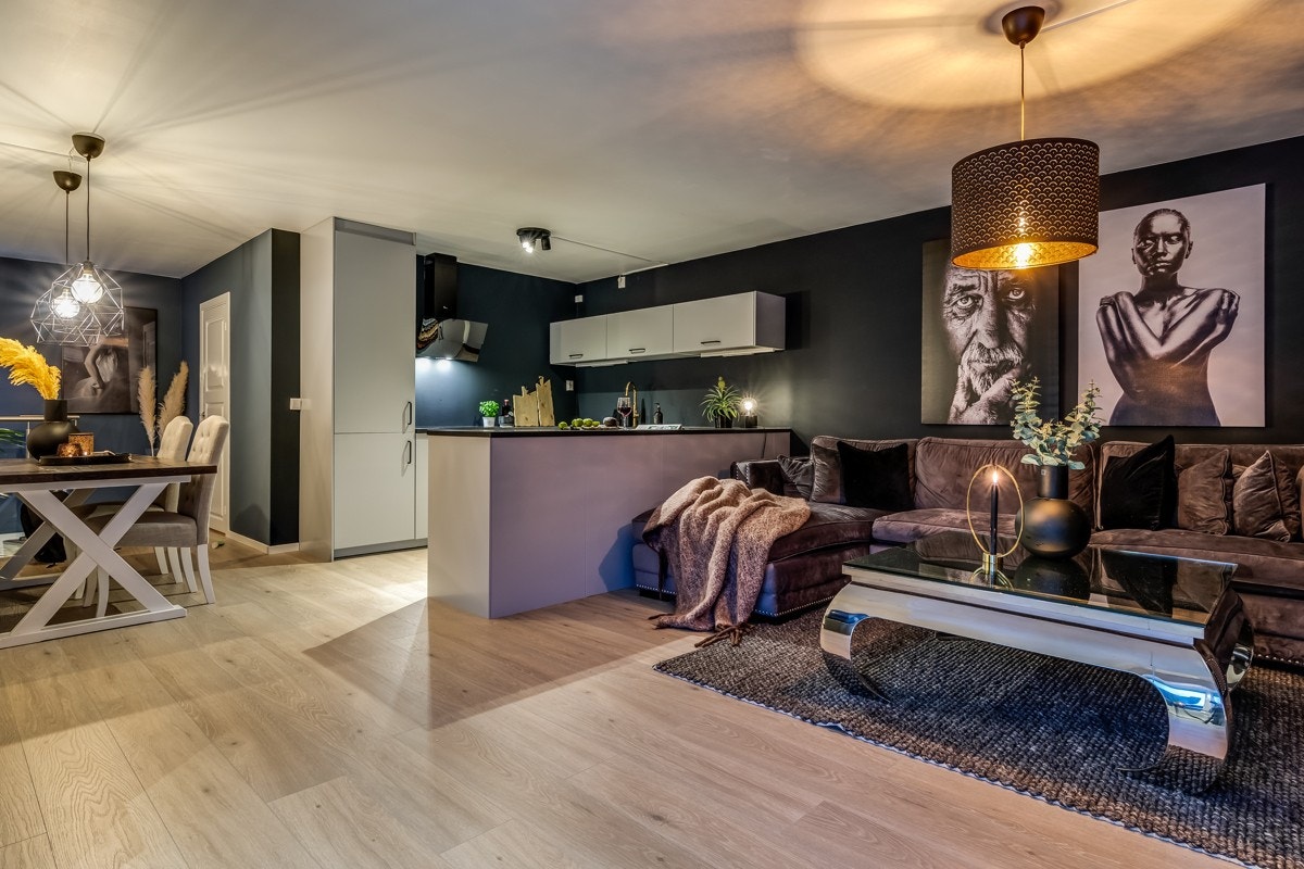 Stuen er et sosialt rom med kjøkken, sofaområde og spiseplass samlet i ett. Galleribilde