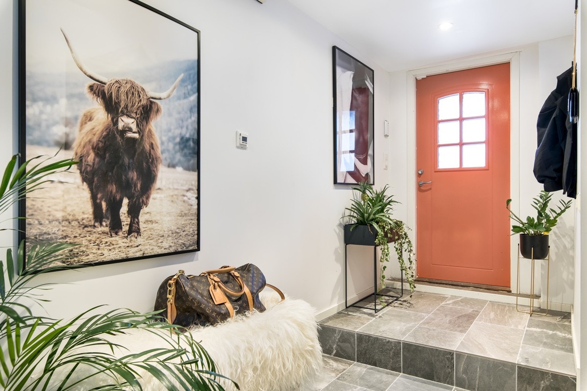 Seksjonen går over to plan med luftige, åpne rom og tidsmessige overflater. Galleribilde