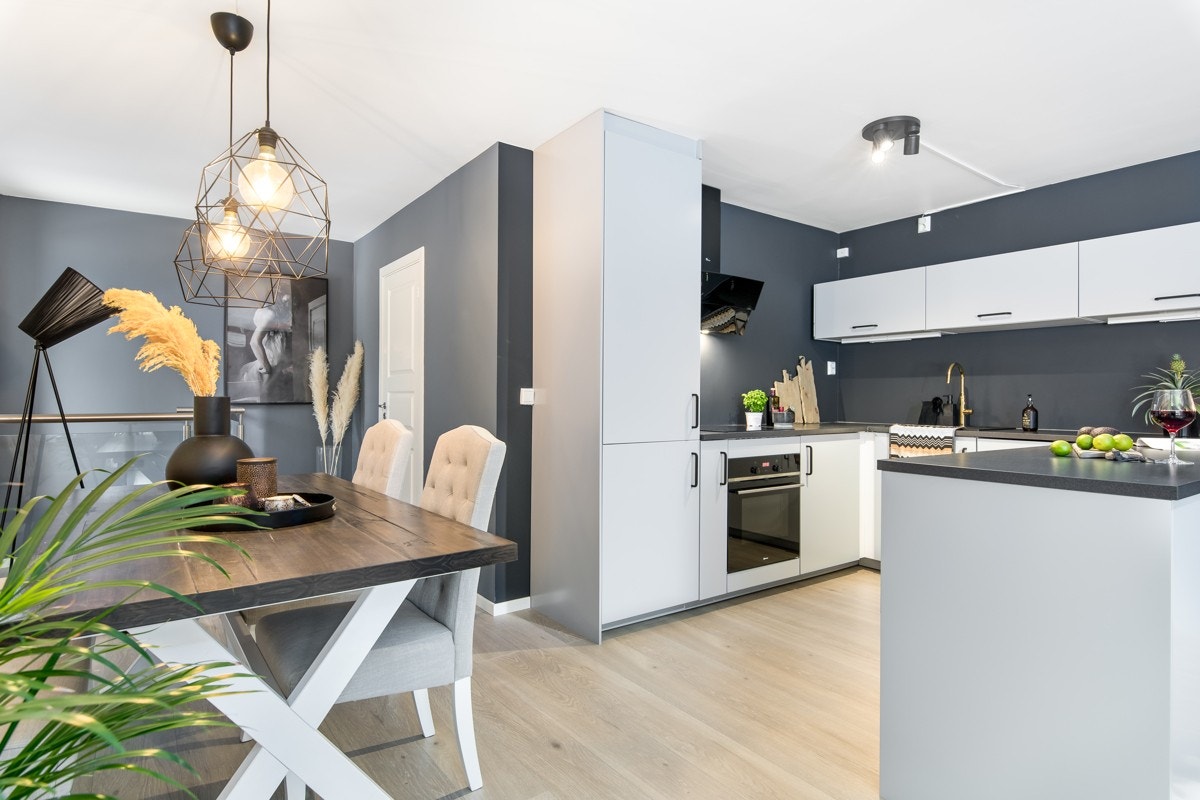 Ved kjøkkenet er det plass til et romslig spisebord. Slik kan du enkelt servere og sosialisere med gjestene. Galleribilde