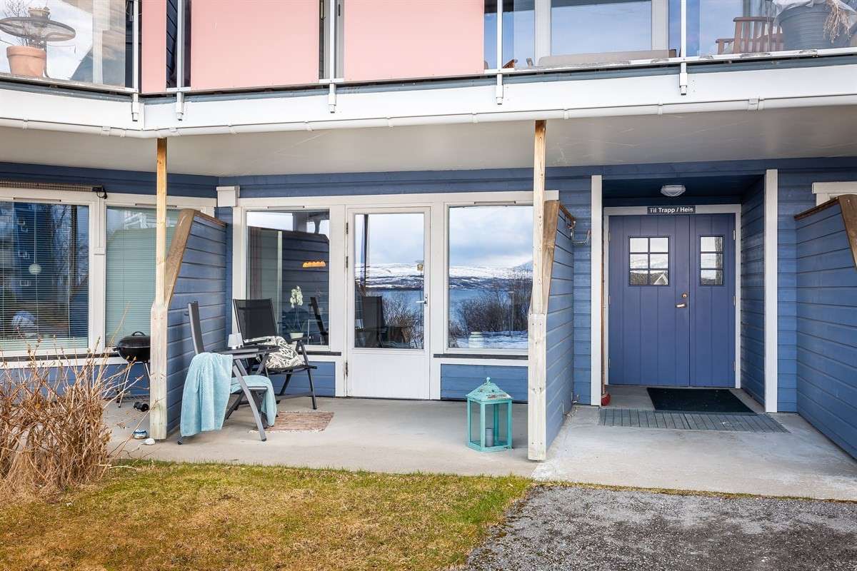 Boligen ligger i 1. etasje med direkte utgang til sørvestvendt terrasse