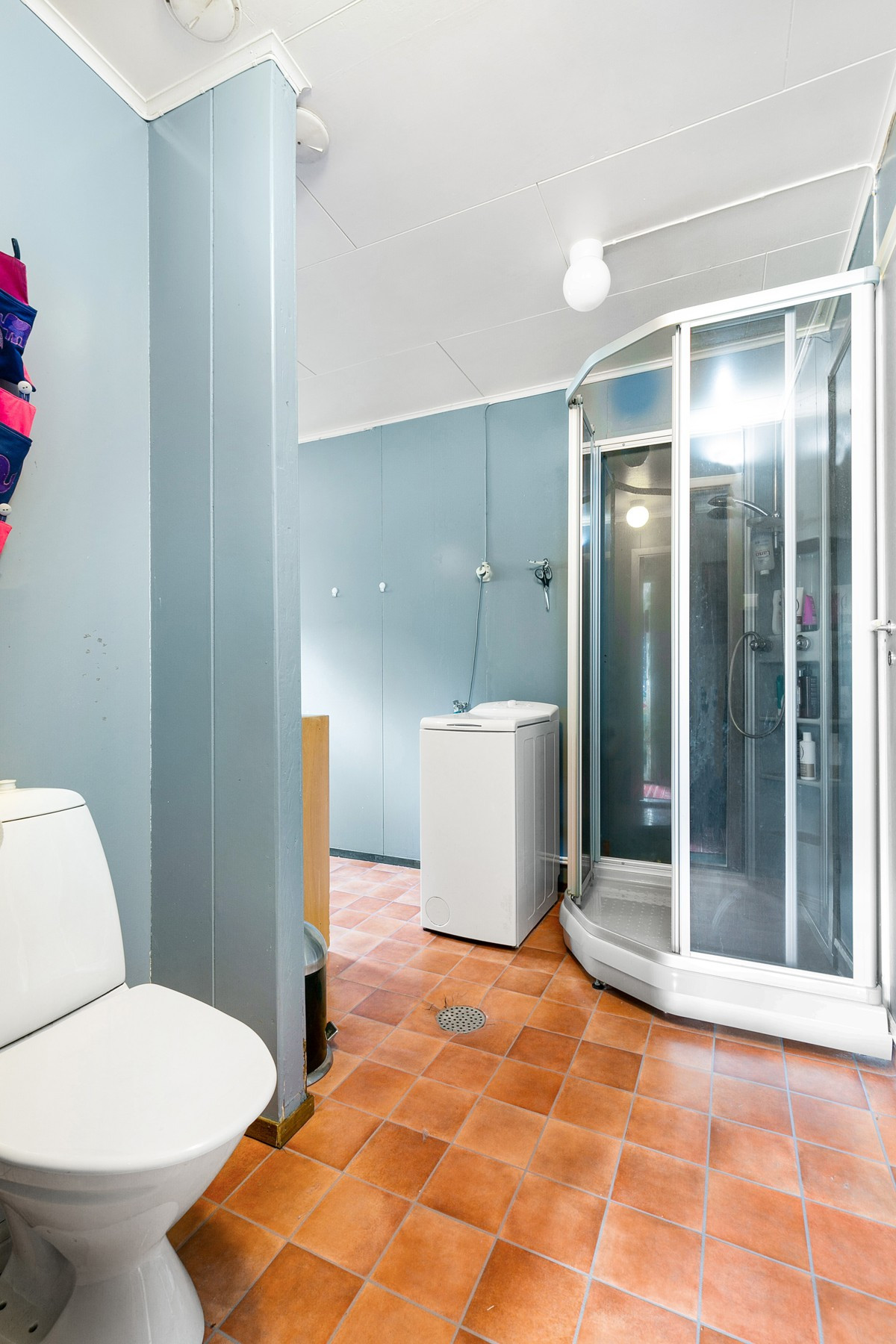 Bad er innredet med dusjkabinett (ny i 2013), wc, servant og opplegg for vaskemaskin