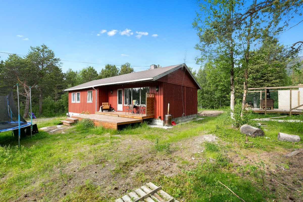Stor tomt med gode lys- og solforhold, med kort vei til fine friluftsarealer