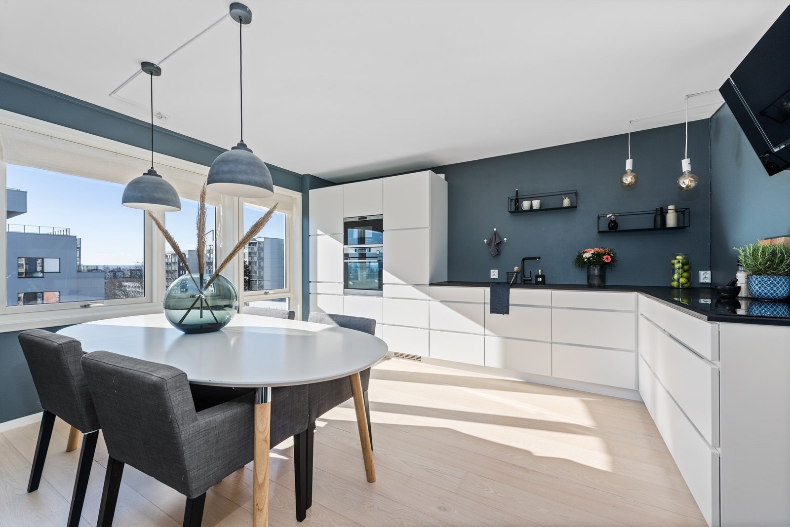 Her er det induskjonstopp, stekeovn med damp- og pyrolysefunksjon, mikrobølgeovn, oppvaskmaskin, samt kjøl- og fryseskap. Galleribilde