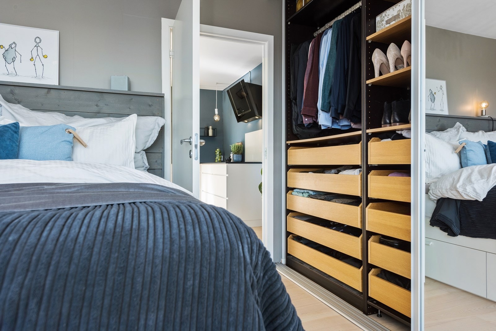 På hovedsoverommet er det en speilbelagt skyvedørsgarderobe. Galleribilde