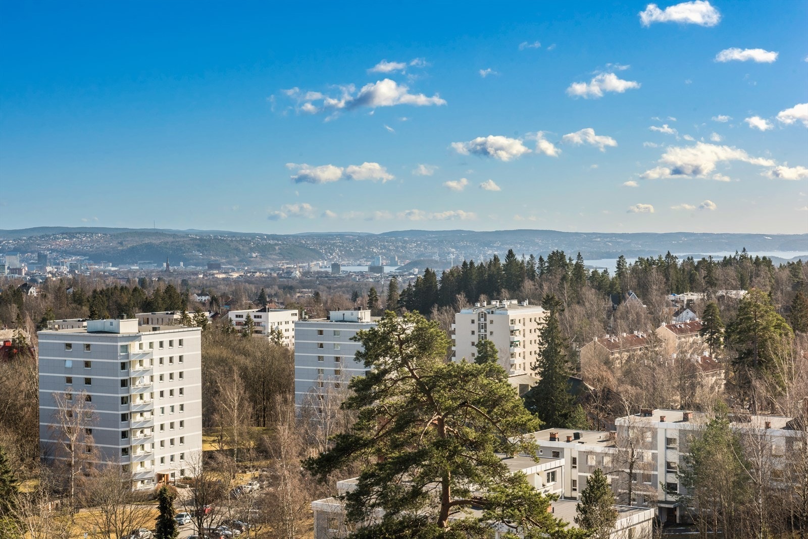 Fra balkongen er det flott utsyn mot Oslofjorden og nabolaget. Galleribilde